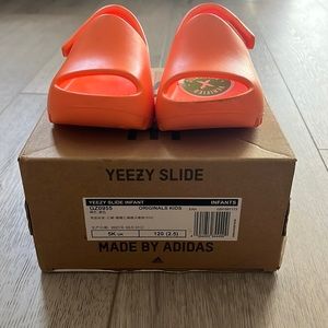 5K infant Yeezy slides